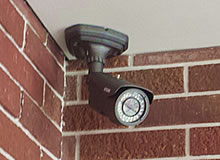 雑居ビルにスマホから見られる防犯カメラ