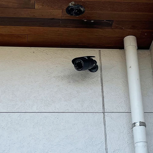 豊中市の歯科医院の駐車場付近の外壁に設置した防犯カメラ