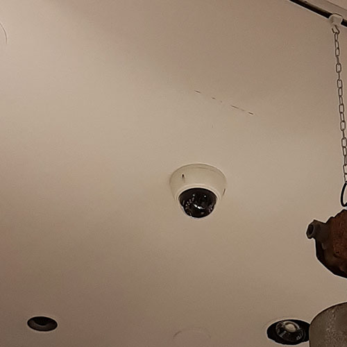 枚方市の飲食店のホール天井に設置した防犯カメラ