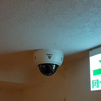 ネットカフェ店内の死角の監視のためカメラ設置