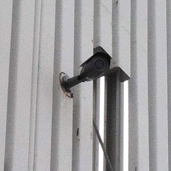 笛吹市のホテルの外壁設置した防犯カメラ