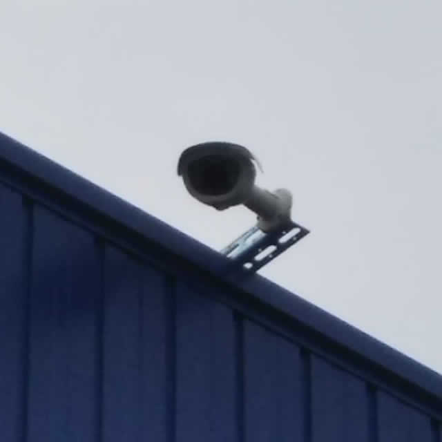 工場屋根の上に防犯カメラ（アップ）