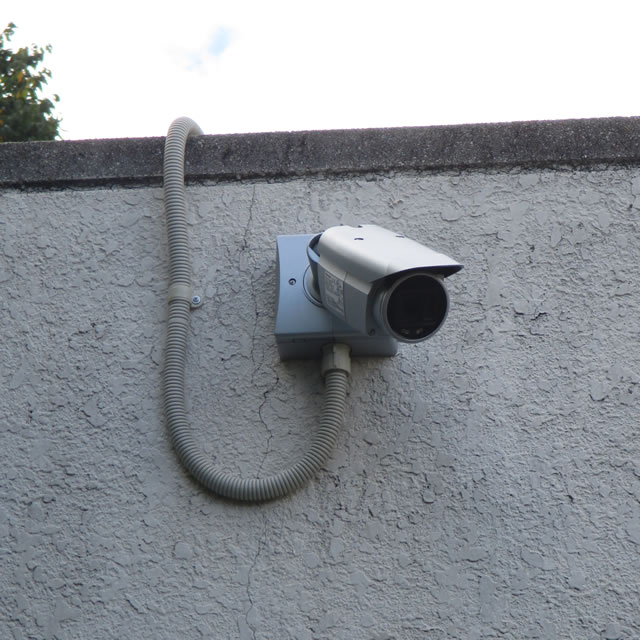 屋外壁面設置防犯カメラ