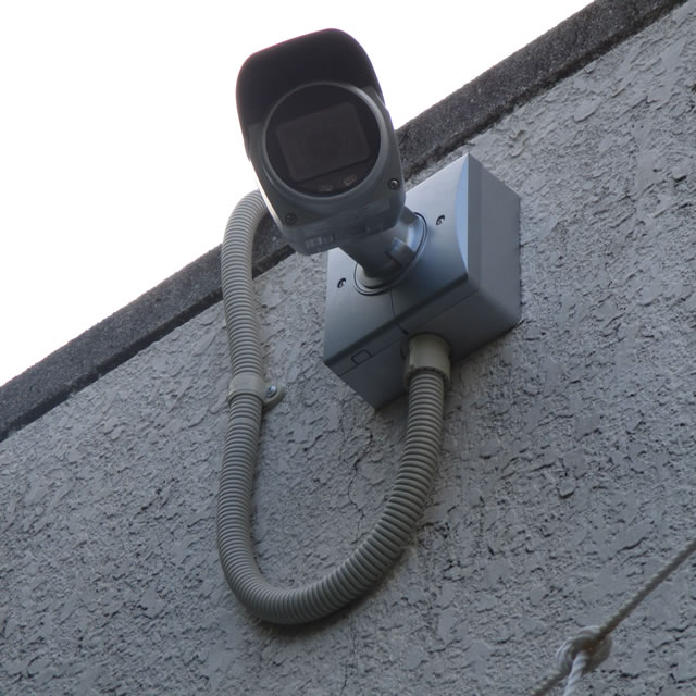 屋外壁面設置防犯カメラ２