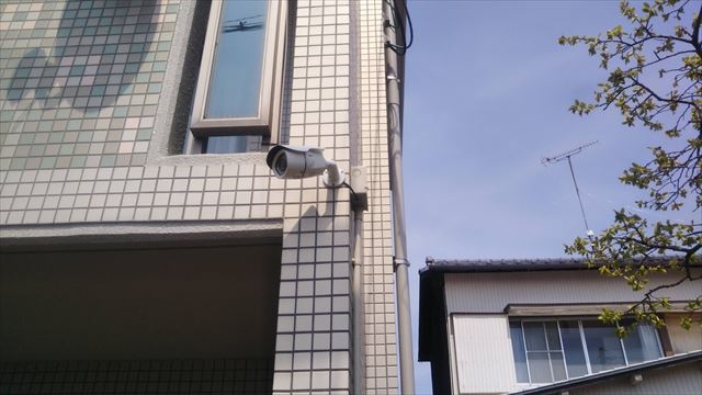マンションの外壁に設置した防犯カメラ
