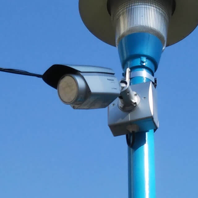 街路灯にパナソニックの防犯カメラアップ