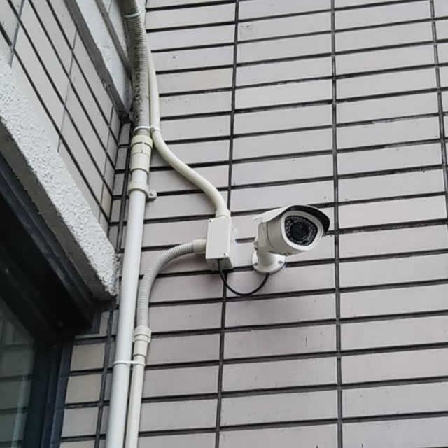 マンション駐車場を監視する防犯カメラ