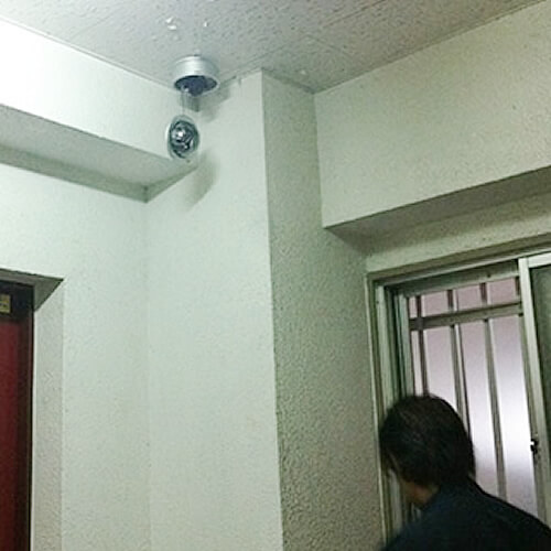 エレベーターホールのドームカメラ