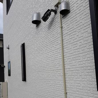 南アルプス市一軒家外壁に設置した防犯カメラ