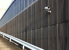 岡崎市の工場駐車場スロープの防犯カメラ