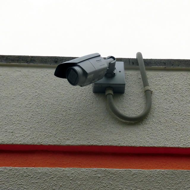 壁に設置した防犯カメラ２