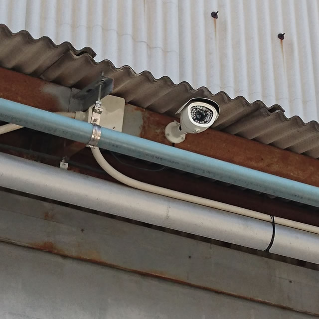 スレート屋根の軒に防犯カメラを設置工事