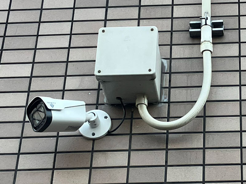 北九州市の賃貸マンションの外壁に設置したバレット型防犯カメラ