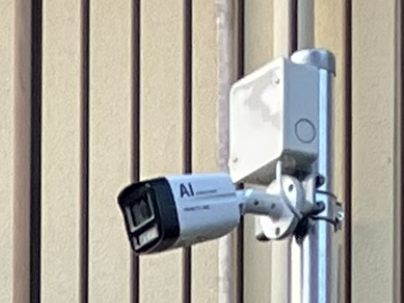 北九州市の賃貸マンションで支柱に設置したAIスターライトカメラ