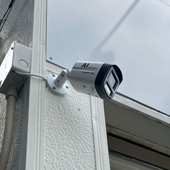 名古屋市中川区の訪問看護事業所の外壁に設置したAIスターライトカメラ