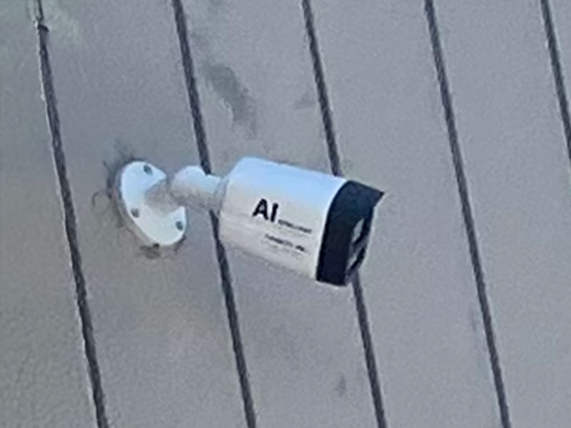 中津市の倉庫の外壁に設置したAIスターライトカメラ