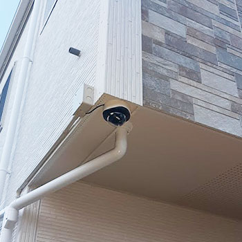 玄関の様子を監視する防犯カメラ
