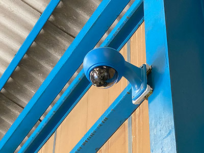 工場で設置した青のドームカメラカバー