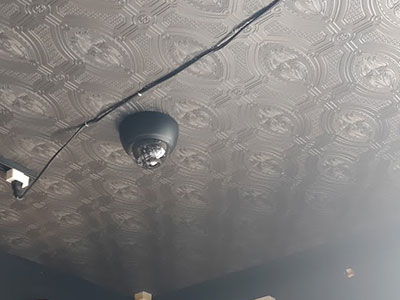 黒の天井に馴染むドームカメラカバー