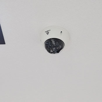 威圧感の少ないドーム型防犯カメラを室内に配置することが多い