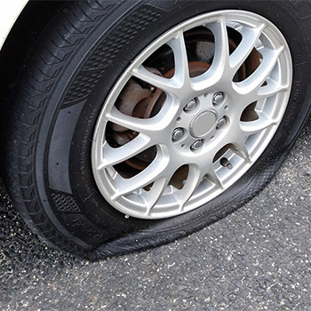 故障やパンクで動かせなくなった車