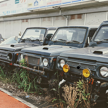 駐車場の放置車両は勝手に撤去できない!所有者の調べ方や撤去までの手順を解説