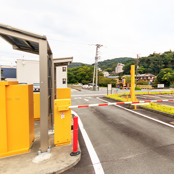 ゲート式駐車場での共連れ出庫