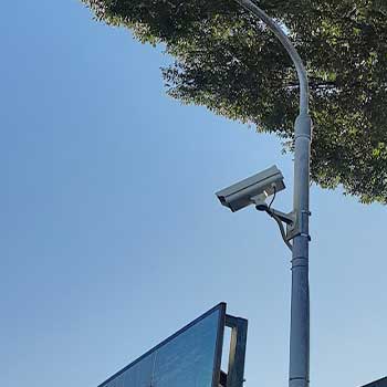 観光地や商店街など、自治体の防犯カメラ設置をサポート