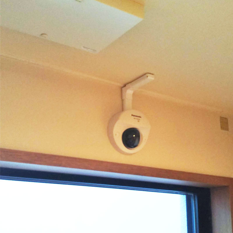 ドーム型カメラを壁に設置